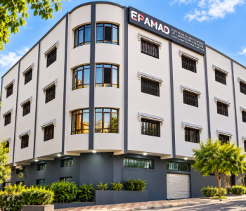 Batiment moderne EPAMAD sous ciel bleu