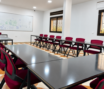 Salle de formation moderne aux tables bordeaux