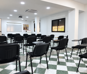 Salle de formation moderne avec tableau blanc
